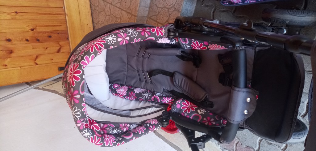 Eladó a képen látható berry baby z9 es típusú babakocsi hibátlan állapot minden tartozékkal.számláival.plussz kerék sor igény esetén 5000ft mivel rendeltem hozzá plussz kereket ami rajta van számla a képek közt.mozes hordozó sport mindegyikhez lábzsák tartozik.esovédő,szunyogháló pelus táska.mindegyik feltehető a vázra mind a 2 irányból.igény esetén futár megoldható de ha várná rá mód jobb szeretném személyes átvétel. - 3