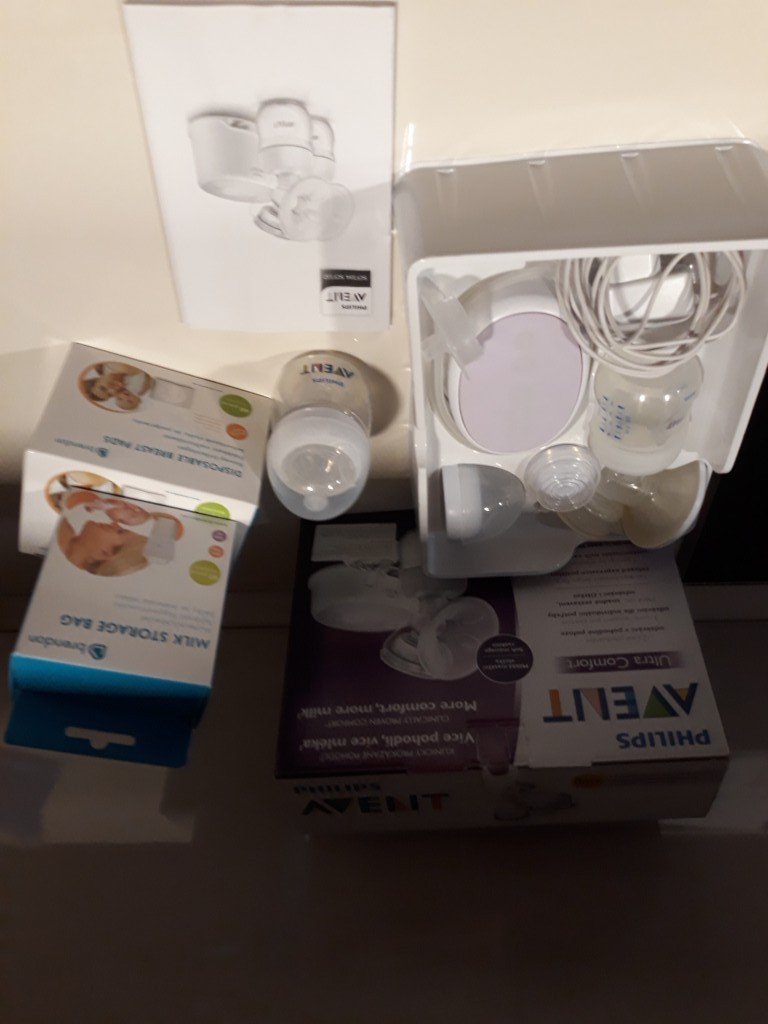 Eladó keveset használt Philips Avent elektromos mellszívó eredeti dobozában, 1 év jótállással.

Leírása: 

Enyhe stimulációs üzemmóddal és 3 szívási fokozattal ellátott mellszívó. Gyengéden stimulál a természetes tejáramlás és -kiürülés miatt. 

Kényelmes fejő testtartást lehet felvenni, és nem kell előre dőlni közben.

A puha masszázspárna meleg érzetet ad fejés közben, ami még természetesebbé teszi a folyamatot.

Könnyen kombinálható a szoptatás és a cumisüvegből való táplálás a mellszívónak köszönhetően.

Adok még hozzá:

1 db 150 ml-es AVENT cumisüveget (alig használt)
22 pár melltartóbetétet
30 db tejtároló fagyasztózacskót

Ár: 22.000 Ft

Érdeklődni lehet a 06/30 827-1993-as telefonszámon. 
Őrbottyánban átvehető. - 0