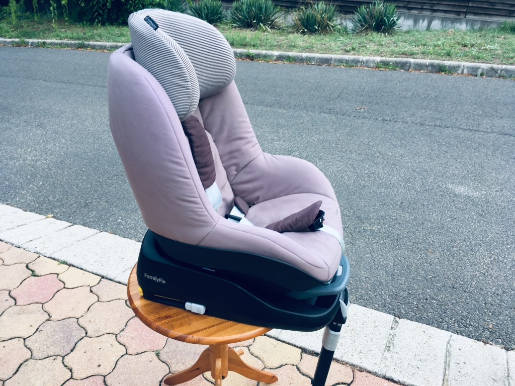 Eladó Maxi Cosi kiemelkedő minőségű babahordozó és gyermek autós ülés, valamint hozzá tartozó Maxi Cosi isofix talp.
Részei:
- Family fix isofix talp. Barmilyen isofix csatolóba rögzíthető. Rendelkezik ülés elé lehajtható lábbal is további támasztékként, a rögzített gyerekülés több pozicióba állítható - fektetett és álló. Az isofix talp rendelkezik visszajelzővel a hátsó rögzítések, a kihajtható láb és az ülés, hordozó pontos rögzítéséről, hibás rögzítés esetén sípoló hangjelzést is ad.
- Pearl ülés állítható fejtámla magassággal, extra fejvédővel és nagyon könnyen kezelhető egykezes 4 pontos biztonsági öv állítással
- Peeble babahordozó, kisebb babák esetén pót párnával a fenekük alá, napvédő háló ami előhúzható a fejrész alól, a hordozó fogója lehajtható, a hordozó rögzíthető a Maxi Cosi Mura 4 plus babakocsi vázra is.

Akit érdekel teljes komplett csomag is elvihető:
- Mura 4 plus babakocsi váz
- Sport ülés
- Mózes ami vázra szerelhető (szúnyoghálóval, esővédővel, pótszivaccsal)
- Peeble hordozó
 - 3
