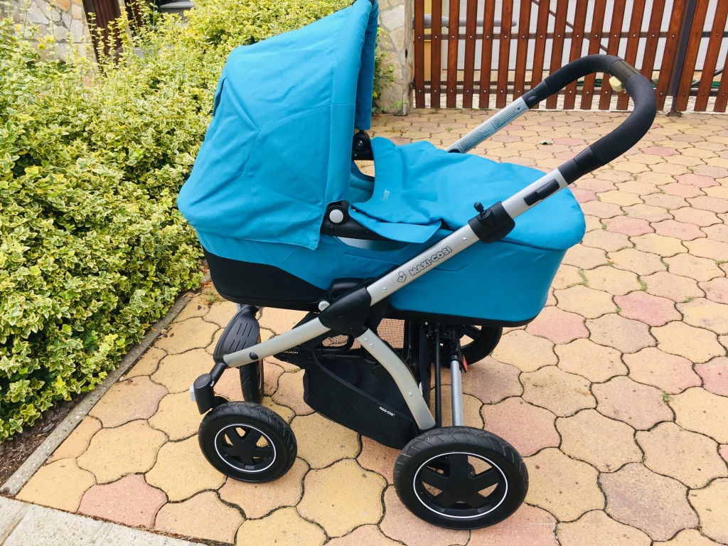 Eladó teljes csúcs minőségű Maxi Cosi babakocsi, baba szállító, gyerekülés, isofix rögzítővel.
Részei:
- Mura 4 plus összecsukható aluváz. Masszív, könnyen kezelhető, csukható, nyitható, állítható fogó, napernyő tartó, nagy szállító háló, nagy kerekek, hátsó tengelyen csillapítás, fékezhető hátsó tengely, fixálható első kerekek, kivehető kerekek,
- Sport ülés, állítható, fektethető háttámla, eső, szél és napvédő, állítható lábtámasz, kivehető kapaszkodó, 4 pontos öv,
- Nagy mózes, állítható árnyékoló fogantyúval, felzippzárazható szúnyogháló, teljes esővédő, termo alátét, szivacsbetét és pót szivacsbetét, belseje kivehető mosható
- Peeble babahordozó, állíható fogóval, fogóra rögzíthető napvédővel a hordozó a mura 4 plus vázra és isofix talpra is rögzíthető
- Family fix isofix talp, bármilyen isofix csatlakozóhoz, kihajtható pót lábbal, fény és hangjelzéssel a jó illetve rossz rögzítésre, állítható dőlésszög a  hordozóhoz és a gyereküléshez, 
- Pearl gyerekülés, állítható fejtámasz, plusz biztonsági fe - 2