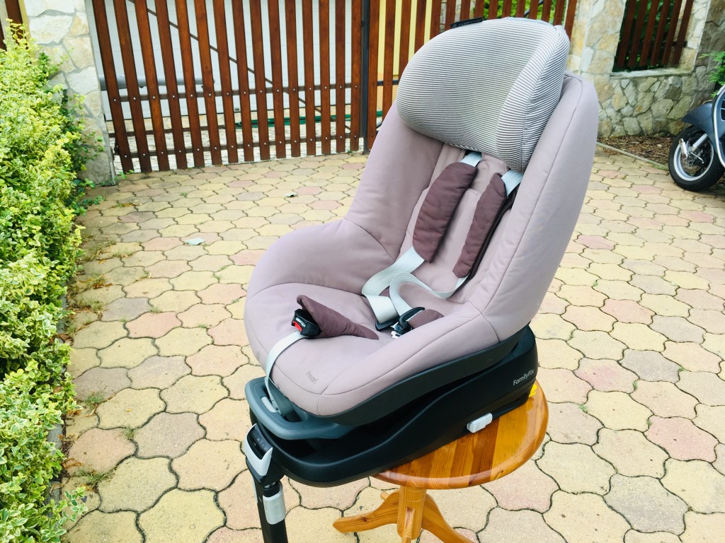 Eladó teljes csúcs minőségű Maxi Cosi babakocsi, baba szállító, gyerekülés, isofix rögzítővel.
Részei:
- Mura 4 plus összecsukható aluváz. Masszív, könnyen kezelhető, csukható, nyitható, állítható fogó, napernyő tartó, nagy szállító háló, nagy kerekek, hátsó tengelyen csillapítás, fékezhető hátsó tengely, fixálható első kerekek, kivehető kerekek,
- Sport ülés, állítható, fektethető háttámla, eső, szél és napvédő, állítható lábtámasz, kivehető kapaszkodó, 4 pontos öv,
- Nagy mózes, állítható árnyékoló fogantyúval, felzippzárazható szúnyogháló, teljes esővédő, termo alátét, szivacsbetét és pót szivacsbetét, belseje kivehető mosható
- Peeble babahordozó, állíható fogóval, fogóra rögzíthető napvédővel a hordozó a mura 4 plus vázra és isofix talpra is rögzíthető
- Family fix isofix talp, bármilyen isofix csatlakozóhoz, kihajtható pót lábbal, fény és hangjelzéssel a jó illetve rossz rögzítésre, állítható dőlésszög a  hordozóhoz és a gyereküléshez, 
- Pearl gyerekülés, állítható fejtámasz, plusz biztonsági fe - 3