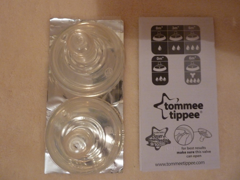 Tommee Tippee etetőcumifejek sűrű ételekhez, 6 hónapos kortól. A termék vadi új, eredeti dobozában, saját papírjaival eladó!

Leírás:

Tommee Tippee Közelebb a természeteshez BPA-mentes cumisüveg cumi sűrű ételekhez, 2 db.

Kifejezetten a sűrűbb babaételekhez használható.

További jellemzői:

- extra széles forma
- háromszög alakú nyílás
- a természetesség hatását kelti
- a baba egyaránt táplálható cumiból és anyamellből
- hasfájásmegelőző szeleppel
- szabályozza a levegő áramlását az üvegben etetés közben
- a sűrűbb babaételekhez használható
- 6 hónapos kortól
- 2db BPA-mentes cumisüveg cumit tartalmaz
- Tommee Tippee Közelebb a természeteshez® cumisüvegekhez
 - 1