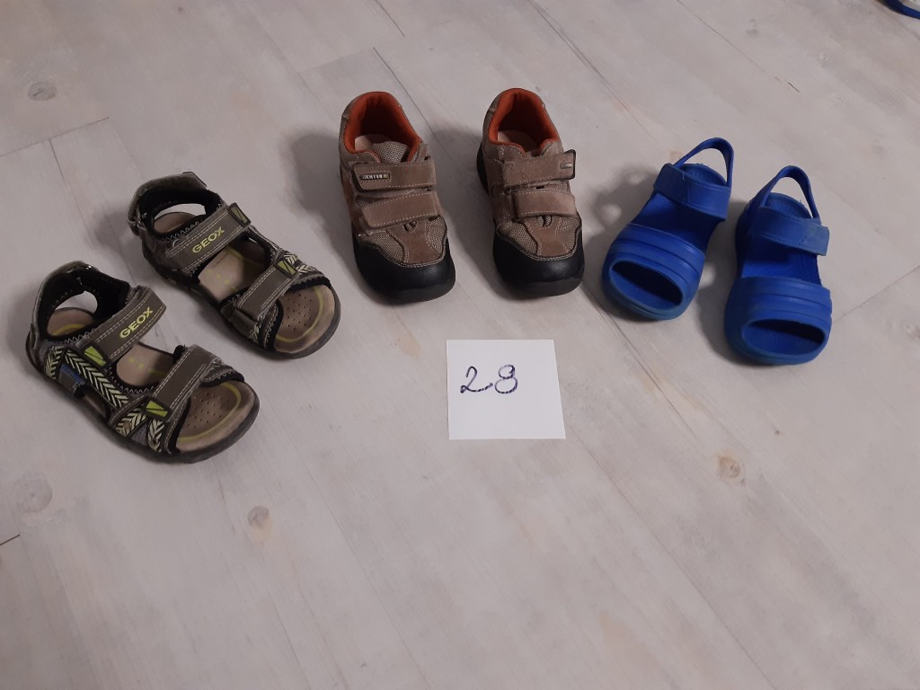 25-28-as méretig cipők. Adidas, Geox, Bobbi Shoes, Crocs, D.D. Step, Creeks, Richter, stb. cipők eladóak. Ár megegyezés szerint. Darabja 800-3000 Ft-ig bezárólag. Továbbá megkímélt, márkás ruhák is eladóak. Fiú 116-ig, kislány 98-ig.  Kérésre küldök képeket.   - 2