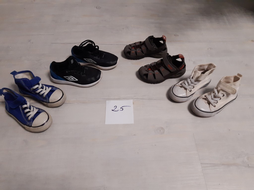 25-28-as méretig cipők. Adidas, Geox, Bobbi Shoes, Crocs, D.D. Step, Creeks, Richter, stb. cipők eladóak. Ár megegyezés szerint. Darabja 800-3000 Ft-ig bezárólag. Továbbá megkímélt, márkás ruhák is eladóak. Fiú 116-ig, kislány 98-ig.  Kérésre küldök képeket.   - 3