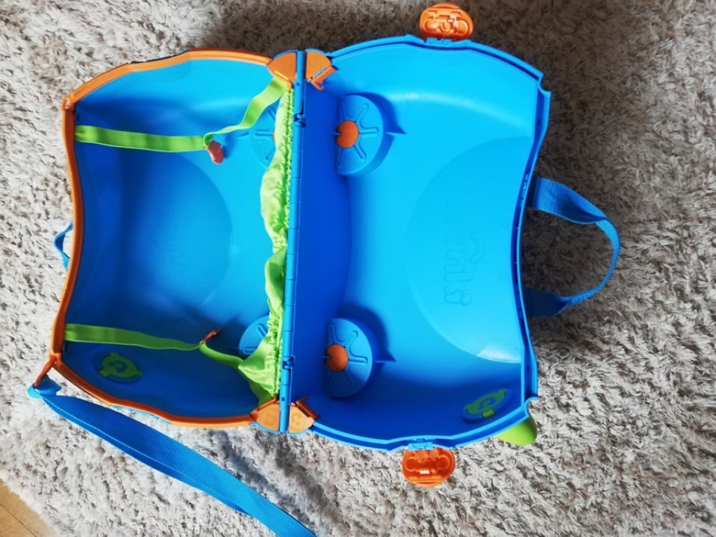 A könnyű, de strapabíró Trunki kézipoggyászként is engedélyezett, tágas belső terében mégis bőven jut hely játékoknak, könyveknek és váltás ruháknak.Erős kerekeinek és kiváló minőségű anyagának köszönhetően maximális terhelhetősége 50 Kg. Mérete: 47*30*19cm súlya: 1150g

Lábbal hajtható, húzható és ülőkeként is használható. Nekünk nagyban megkönnyítették az utazásainkat, de sajnos kinőttek a gyerekek belőle. Együtt és külön is eladóan, 8 000 Ft/db áron.
Budán vagy Gyömrőn átvehető. - 1