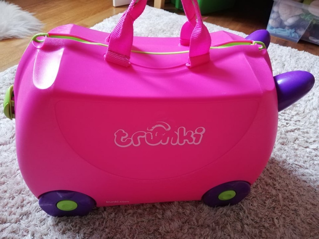 A könnyű, de strapabíró Trunki kézipoggyászként is engedélyezett, tágas belső terében mégis bőven jut hely játékoknak, könyveknek és váltás ruháknak.Erős kerekeinek és kiváló minőségű anyagának köszönhetően maximális terhelhetősége 50 Kg. Mérete: 47*30*19cm súlya: 1150g

Lábbal hajtható, húzható és ülőkeként is használható. Nekünk nagyban megkönnyítették az utazásainkat, de sajnos kinőttek a gyerekek belőle. Együtt és külön is eladóan, 8 000 Ft/db áron.
Budán vagy Gyömrőn átvehető. - 2