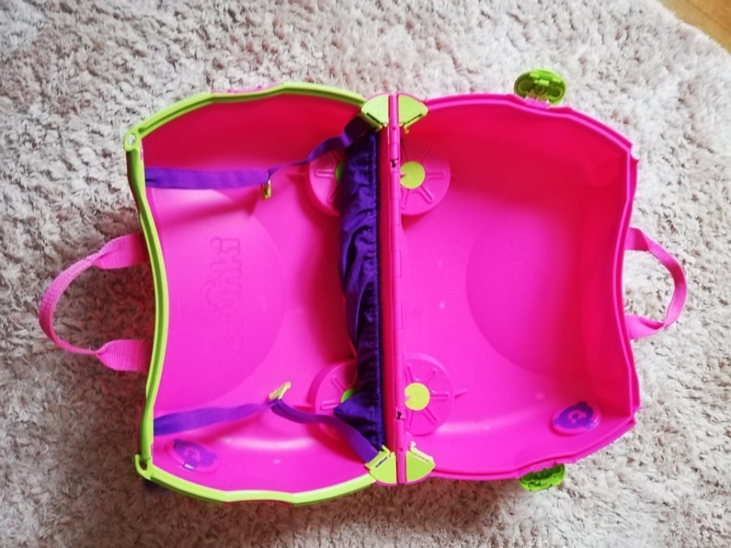 A könnyű, de strapabíró Trunki kézipoggyászként is engedélyezett, tágas belső terében mégis bőven jut hely játékoknak, könyveknek és váltás ruháknak.Erős kerekeinek és kiváló minőségű anyagának köszönhetően maximális terhelhetősége 50 Kg. Mérete: 47*30*19cm súlya: 1150g

Lábbal hajtható, húzható és ülőkeként is használható. Nekünk nagyban megkönnyítették az utazásainkat, de sajnos kinőttek a gyerekek belőle. Együtt és külön is eladóan, 8 000 Ft/db áron.
Budán vagy Gyömrőn átvehető. - 3