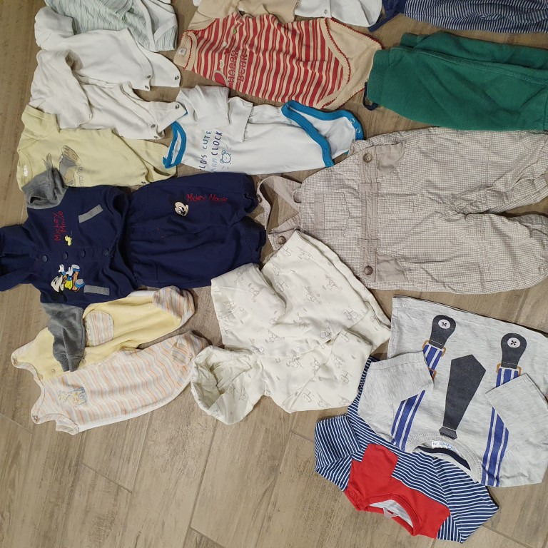 Kisfiú 3-6hós használt vegyes ruhacsomag eladó. 4 db rugi,2 db kantáros, 12 db body,5 db nadrág,2 db pulcsi,1 db vékony patentos pulcsi,1db  vastagabb patentos pulcsi - 2