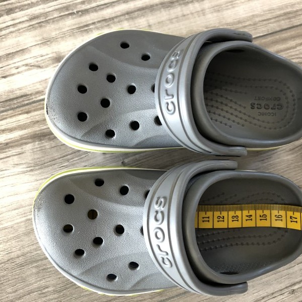 images/products/2020-10-12/cropped_elado-alig-hasznalt-szuerke-crocs-c9-es-meretu-papucs-elol-orr-resznel-enyhe-kopas-12023_0_1602524077.jpeg