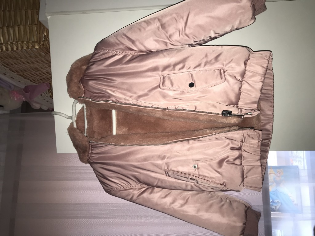 Reserved parka 116 meret
Zara bomber teli ketoldalu 122meret  - 2