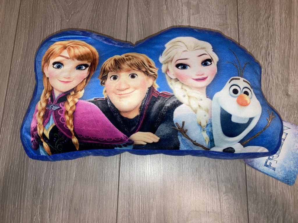 Disney formapárna Jégvarázs csoport
Mérete: 35*18*5 cm

Anyaga 100% poliészter
mosógépben mosható
Öko-Tex Standard 100 minősítés
Anyagtípus:(külső rész) poliészter kelme
Anyagtípus:(töltet) flísz - 0