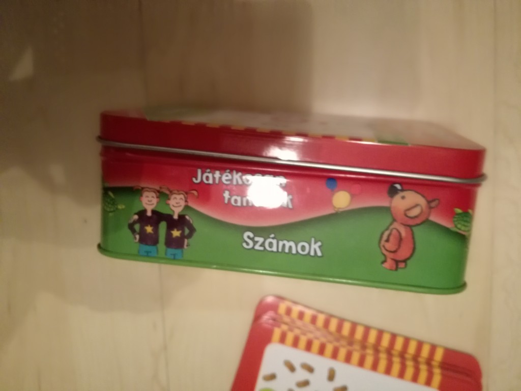 Játékosan tanulok (számok)

A fémdoboz és az 50 db kártya új, ajándékozható állapotban van.
Játékosan ismertet meg a számokkal. - 3