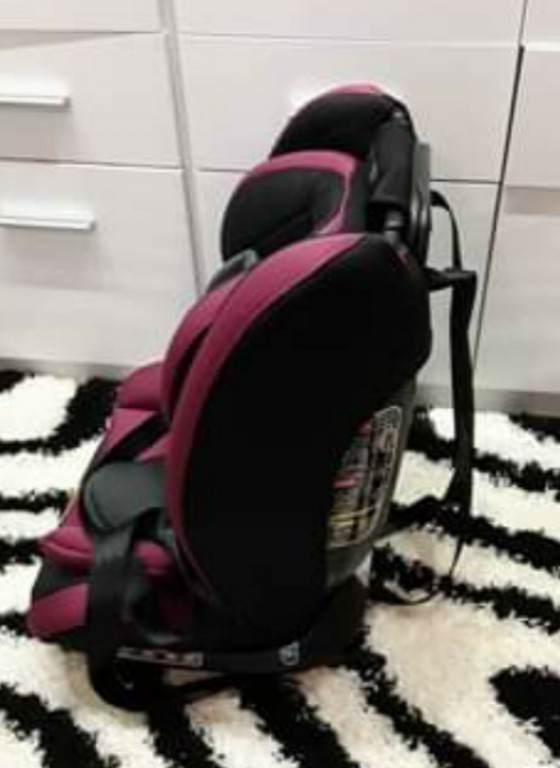 Eladó garanciális, júliusban 2. ülésnek vásarolt Chipolino Techno 360 Isofix-es autos gyerek biztonsági ülés. 2szer volt használva/próbálva.
4 súlykategórián (0-36kg)  keresztül használható, isofixes rögzítési talpán megfordítható, valamint mindkét irányból beköthető az autóba.
Háttámla 4 pozícióban dönthető.  Fejtámasz magassága 7 pizícióban állítható és az oldaltamasz a gyerekhez méretéhez igazítható.
Az első 3 kep saját, kérésre küldök több képet is. Pilisen vagy Budapesten átvehető. - 1