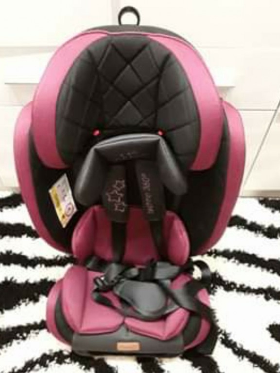Eladó garanciális, júliusban 2. ülésnek vásarolt Chipolino Techno 360 Isofix-es autos gyerek biztonsági ülés. 2szer volt használva/próbálva.
4 súlykategórián (0-36kg)  keresztül használható, isofixes rögzítési talpán megfordítható, valamint mindkét irányból beköthető az autóba.
Háttámla 4 pozícióban dönthető.  Fejtámasz magassága 7 pizícióban állítható és az oldaltamasz a gyerekhez méretéhez igazítható.
Az első 3 kep saját, kérésre küldök több képet is. Pilisen vagy Budapesten átvehető. - 2