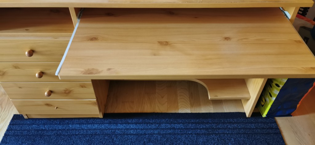 Remek állapotban lévő számitógép elhelyezésére is alkalmas iróasztal áron alul eladó! 130 x 68 x 75 cm nagysága miatt kényelmesen elfér rajta és tágas fiókjaiban sok minden! /hossz x szél. x magasság/. - 2