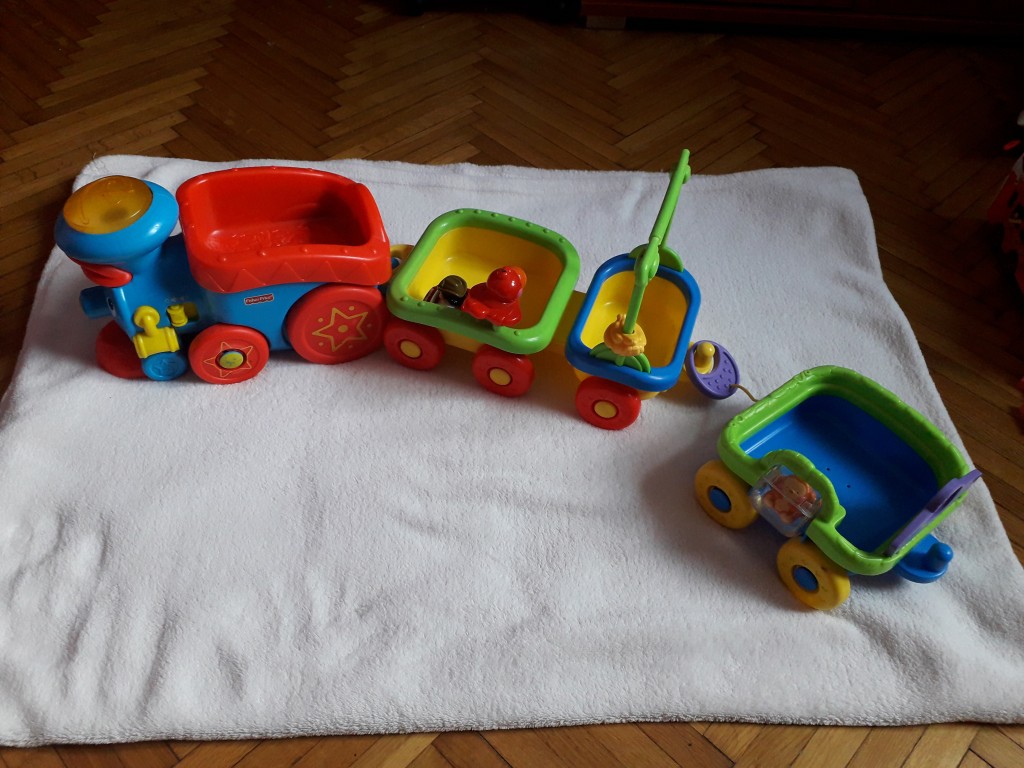 Eladó egy Fisher Price műanyag kisvonat leszerelhető,összekapcsolható vagonokkal,melyeket tele lehet pakolni 