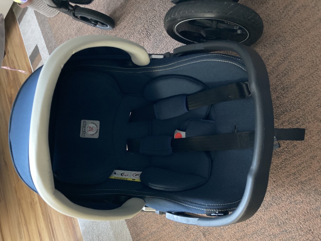 Peg Perego Book S 3 az 1-Ben babakocsi navy blue színben. A mózeskosarat nem használtuk, a babahordozót csak pár alkalommal. Esővédő, pelenkázótáska tartozék. A vázon használatból eredő karcok vannak.  Székesfehérvári átvétel is megoldható. - 2