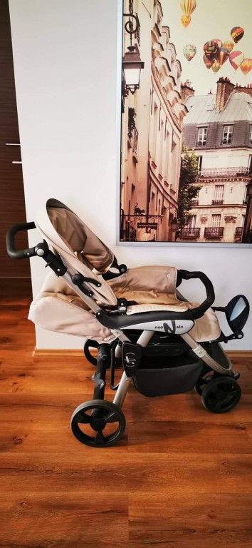Eladó NeonatoReverso Sort Trismultifunkciós babakocsiszett kiváló állapotban, 70.000Ft-ért

- Új generációs 3,5 kerekű babkocsi szett, rendkívül jól navigálható, sportos, elegáns, minden igényt kielégítő babkocsi
- Teljes szett: tágas mózeskosár, alumínium váz, megfordítható sportrész, autósülés, esővédő, lábzsák, pelenkázótáska.
- Erős, strapabíró, lapra csukódó váz, sportkarfával,állítható magasságú tolókarral, fixálható bolygókerékkel, központi fékrendszerrel
- A hordozó és a sportrész két irányból helyezhető fel a vázra
- Háttámla4 helyzetben állítható, vízszintes állapotig dönthető
- Nincs szükség adapterre, az új Quickysystem biztosítja a vázhoz való gyors, egyszerű rögzítést
- 5 pontos biztonsági öv
- Nagy bevásárlókosár
- A huzat levehető és mosható
Tartozékok:
- Protector autósülés állítható naptetővel, szűkítővel
- Mózeskosár saját kupolával, autósülésre is rögzíthető lábzsákkal, emelhető fejrésszel, több pozícióba állítható fogantyúval, hintafunkcióval
- Mindkét irányban felhelyezhető - 2