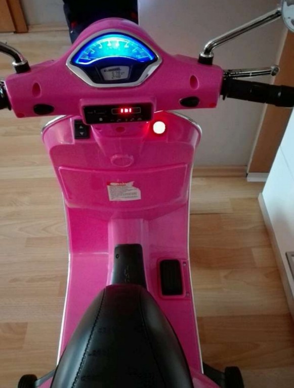 Eladó Vespa Scooter gyermekmotor a képen látható szép állapotban. 3-tól 7 éves korig ajánlott.  - 2