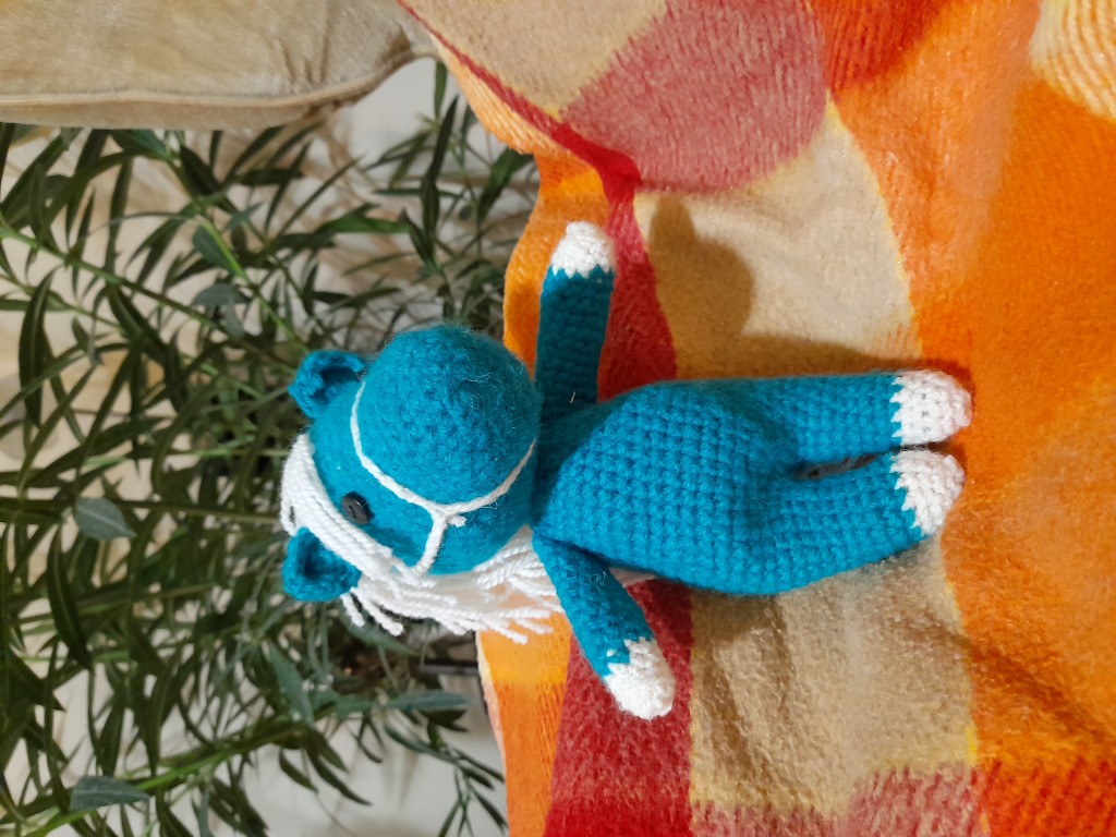 Amigurumi lovacska eladó

20-25 cm közötti a magassága, a képen kéknek tűnik, devalójában zöld színű.
 - 1