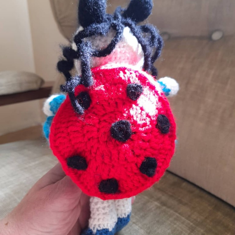  Babóca várja, hogy rátaláljon gazdája.
Amigurumi technikával készítettem, sok-sok szeretettel. Kb 25 cm magas. - 1