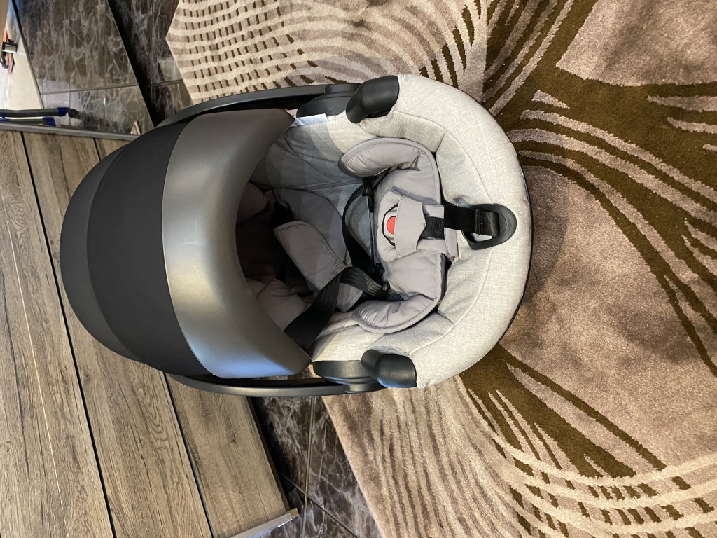 i-Size szabvány méretek: 40-75 cm

Kategória: i-Size

Újszülöttkortól használható

Travel System rendszerre felkészítve

Az ár tartalmazza a Travel System-használathoz szükséges adaptert

A következő babakocsikhoz használható: Stokke Crusi, Stokke Scoot, Stokke Trailz, Stokke Xplory

Rögzítés módja: Isofix-es rögzítőtalppal, vagy az autó 3 pontos biztonsági övével

Rögzíthető: a gépjármű első vagy hátsó ülésére (az első ülésen kizárólag kikapcsolt légzsák esetén használható)

Energiaelnyelő betétet tartalmaz

Magas oldalfala jól véd az oldalirányú ütközésektől

Lekerekített alja lehetővé teszi, hogy az autóból kivéve hintáztassuk

A hordozókar állítható, fokozatok száma: 3

A hordozókar gombbal állítható

A gyermek rögzítése: belső biztonsági öv

Belső biztonsági öve: 5 pontos, központi övfeszítős, magassága átfűzés nélkül állítható

A szűkítőbetét magassága több fokozatba állítható

Felszereltsége: energiaelnyelő vállpárna, gerinckiemelő betét, merevített fejszűkítő betét, nap - 0