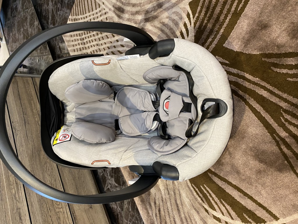i-Size szabvány méretek: 40-75 cm

Kategória: i-Size

Újszülöttkortól használható

Travel System rendszerre felkészítve

Az ár tartalmazza a Travel System-használathoz szükséges adaptert

A következő babakocsikhoz használható: Stokke Crusi, Stokke Scoot, Stokke Trailz, Stokke Xplory

Rögzítés módja: Isofix-es rögzítőtalppal, vagy az autó 3 pontos biztonsági övével

Rögzíthető: a gépjármű első vagy hátsó ülésére (az első ülésen kizárólag kikapcsolt légzsák esetén használható)

Energiaelnyelő betétet tartalmaz

Magas oldalfala jól véd az oldalirányú ütközésektől

Lekerekített alja lehetővé teszi, hogy az autóból kivéve hintáztassuk

A hordozókar állítható, fokozatok száma: 3

A hordozókar gombbal állítható

A gyermek rögzítése: belső biztonsági öv

Belső biztonsági öve: 5 pontos, központi övfeszítős, magassága átfűzés nélkül állítható

A szűkítőbetét magassága több fokozatba állítható

Felszereltsége: energiaelnyelő vállpárna, gerinckiemelő betét, merevített fejszűkítő betét, nap - 1
