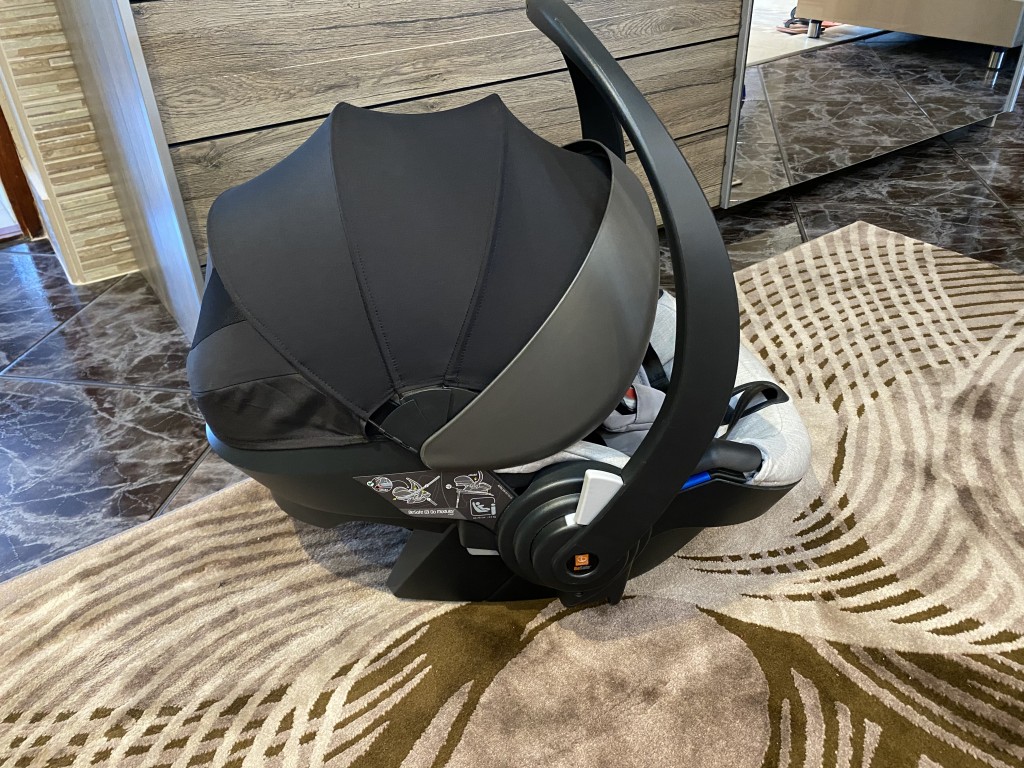 i-Size szabvány méretek: 40-75 cm

Kategória: i-Size

Újszülöttkortól használható

Travel System rendszerre felkészítve

Az ár tartalmazza a Travel System-használathoz szükséges adaptert

A következő babakocsikhoz használható: Stokke Crusi, Stokke Scoot, Stokke Trailz, Stokke Xplory

Rögzítés módja: Isofix-es rögzítőtalppal, vagy az autó 3 pontos biztonsági övével

Rögzíthető: a gépjármű első vagy hátsó ülésére (az első ülésen kizárólag kikapcsolt légzsák esetén használható)

Energiaelnyelő betétet tartalmaz

Magas oldalfala jól véd az oldalirányú ütközésektől

Lekerekített alja lehetővé teszi, hogy az autóból kivéve hintáztassuk

A hordozókar állítható, fokozatok száma: 3

A hordozókar gombbal állítható

A gyermek rögzítése: belső biztonsági öv

Belső biztonsági öve: 5 pontos, központi övfeszítős, magassága átfűzés nélkül állítható

A szűkítőbetét magassága több fokozatba állítható

Felszereltsége: energiaelnyelő vállpárna, gerinckiemelő betét, merevített fejszűkítő betét, nap - 2