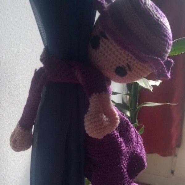 images/products/2021-04-15/cropped_gyerekszobaba-horgolt-uj-amigurumi-fueggoenyoesszehuzo-lany-figura-24-cm-es-15804_0_1618477563.jpeg