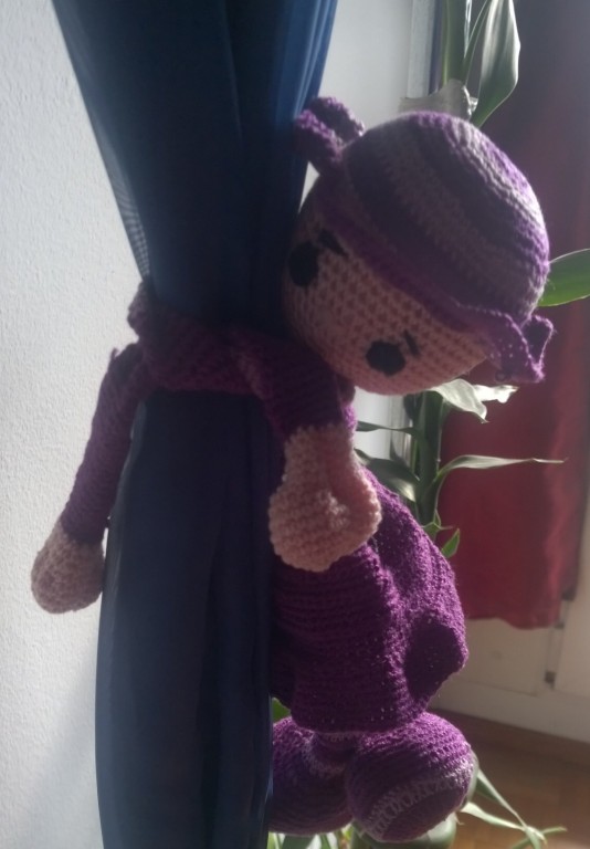 Gyerekszobába horgolt ūj  amigurumi függönyösszehúzó lány figura, 24 cm es. - 0