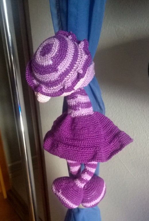 Gyerekszobába horgolt ūj  amigurumi függönyösszehúzó lány figura, 24 cm es. - 1