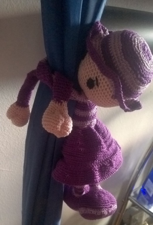 Gyerekszobába horgolt ūj  amigurumi függönyösszehúzó lány figura, 24 cm es. - 2