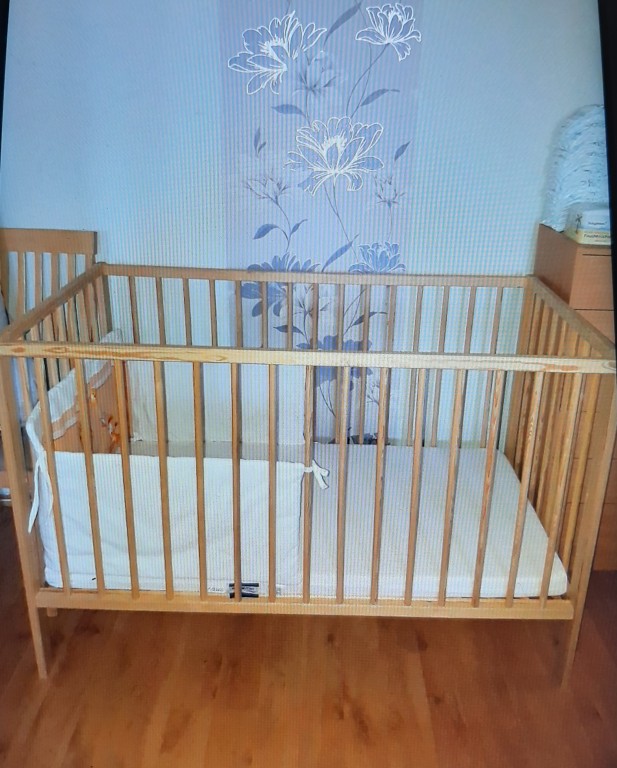 Eladóvá vált a képen látható babaágy matraccal. A matrac huzata levehető,mosható.
A kiságy magassága három ponton állítható.
Ajándékba adom hozzá a rácsvédőt. - 2