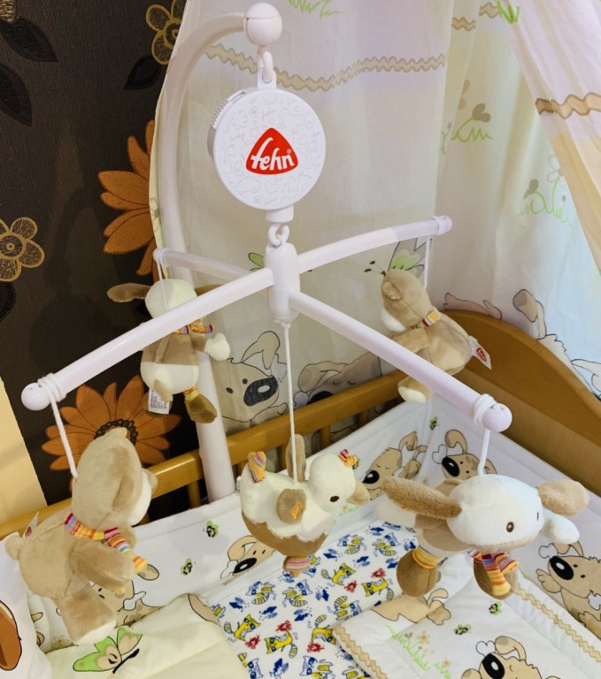 Tulajdonságok

Ajánlott kor (hó): 0+
Korcsoport: bébi
Zenél
Forog
Rögzíthető: kiságyra
Rögzítés módja: műanyag, csavaros szorítószerkezettel
Figurák anyaga: textil
Dallamok száma: 1
Dallam fajtája: altató
Zenélés ideje (kb. perc): 1-3
Leállító gomb
Működtetése: felhúzós
A zenélő egység a körforgó rész nélkül is használható
Tisztítása: 30°C-on
Felszereltsége: játékfigura - 2