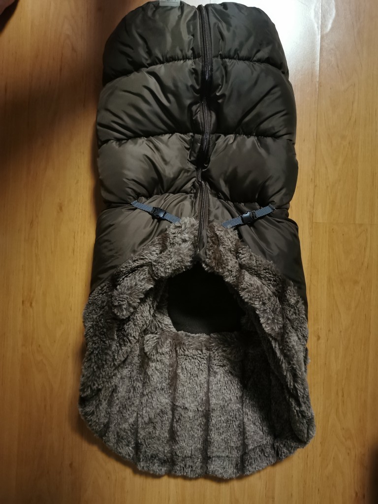 Eladó, egy Barna Unisex Vastag Baby Nest Bundazsák. Az állapota szakadás mentes. Igazából méret nélküli, csak be kellett írni valamit, hogy engedje a hirdetés feladását. 
Keress bizalommal. - 0