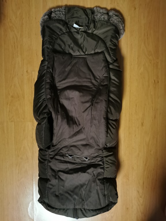 Eladó, egy Barna Unisex Vastag Baby Nest Bundazsák. Az állapota szakadás mentes. Igazából méret nélküli, csak be kellett írni valamit, hogy engedje a hirdetés feladását. 
Keress bizalommal. - 2