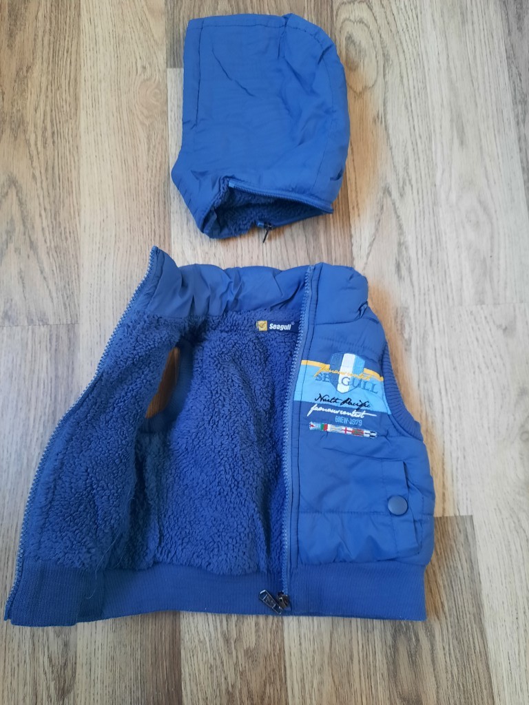 Eladó a képen látható 74-es méretű kék színű mellény. Vastag, puha belsőrésszel. Folt, szakadás nincs rajta. Cipzár hibátlan. Kapucnija levehető cipzárral. - 2