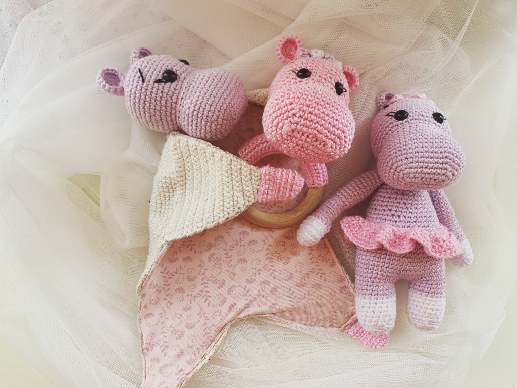 Rendelhetô!
Kézzel készített, amigurumi gyermek csörgôk, alvôkák, plüssök készítését vállalom.
Igénynek megfelelôen bármilyen figurát elkészítek, melyek kifejezetten babák számára kifejlesztett fonalakból készülnek! - 2