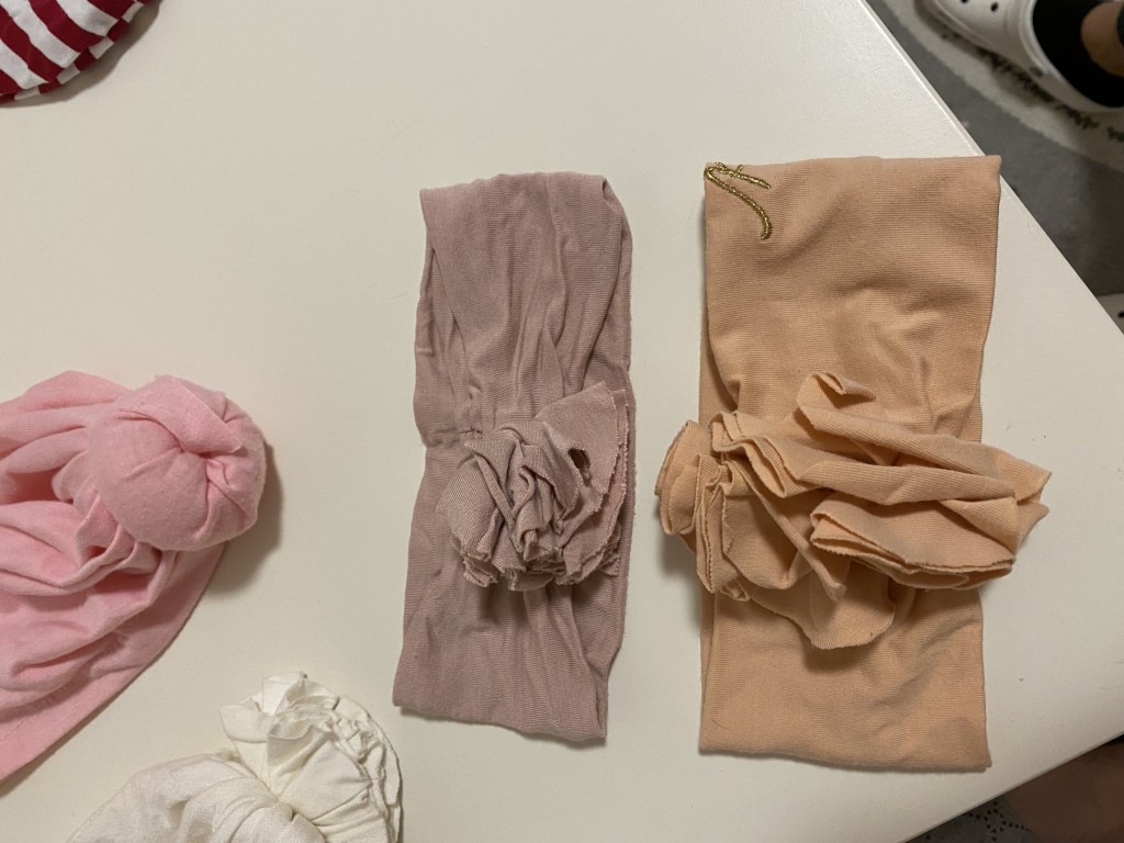 Eladó a képeken látható Nara's gardrobe vastag hajpántok, fehér Nara's gardrobe sapka és egy rózsaszín sapka. Ez utóbbi nem Nara's gardrobe. Csomagban vihető.  - 1