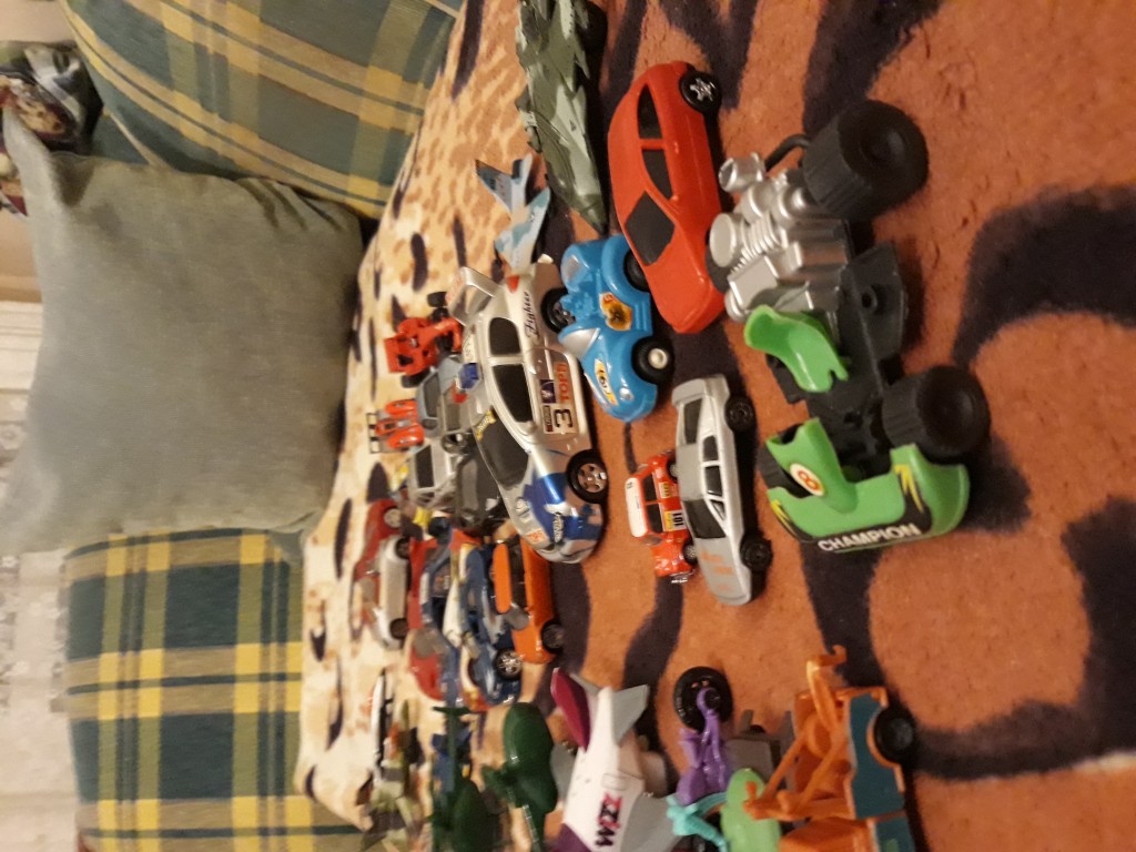 Matchboxok, kisautók, vadászrepülők Vizz-R utasszállító szép állapotban.Van amelyik elemes, forog, megy. - 0