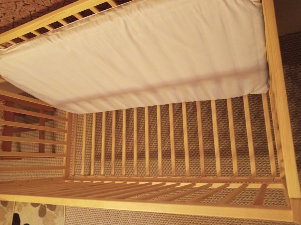 Eladó új 60×120cm fenyőfa kiságy, 8 cm vastag szendvics matraccal és matracvédő lepedővel.

A kiságyat a nagyszülői házba vettük, de a járvány miatt 3 alkalommal aludt benne a kisfiam. - 2