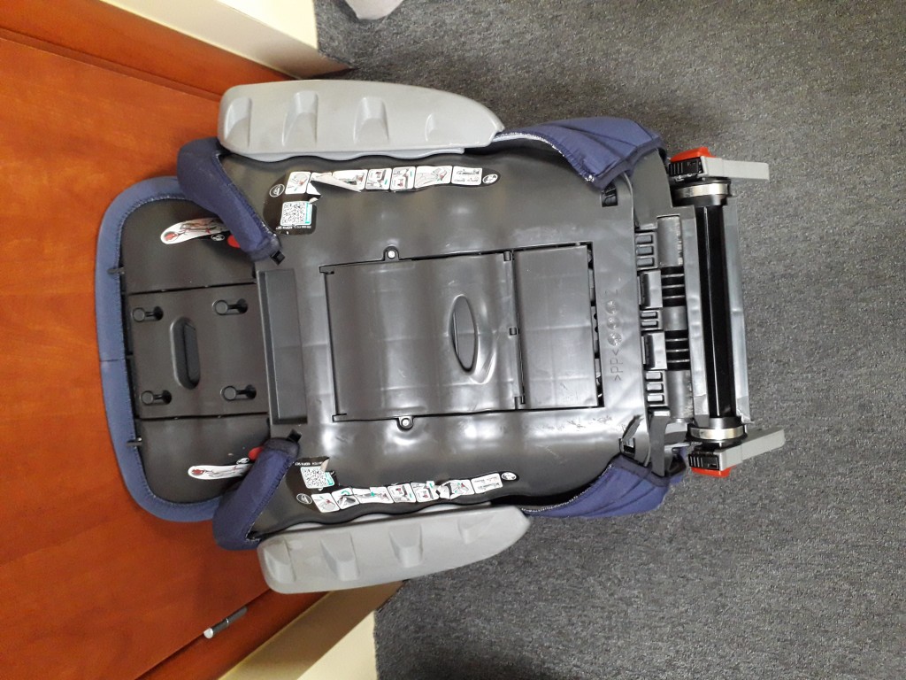 Eladó egy megkímélt, szép állapotú Römer Kidfix isofixes gyerekülés 15-36 kg súlyig. A fejtámlája emelhető, a háttámlája dönthető. A huzat mosható. Szétszedhető és külön az ülés része is használható. A benne lévő hungarocell törésmentes, hibátlan. - 2