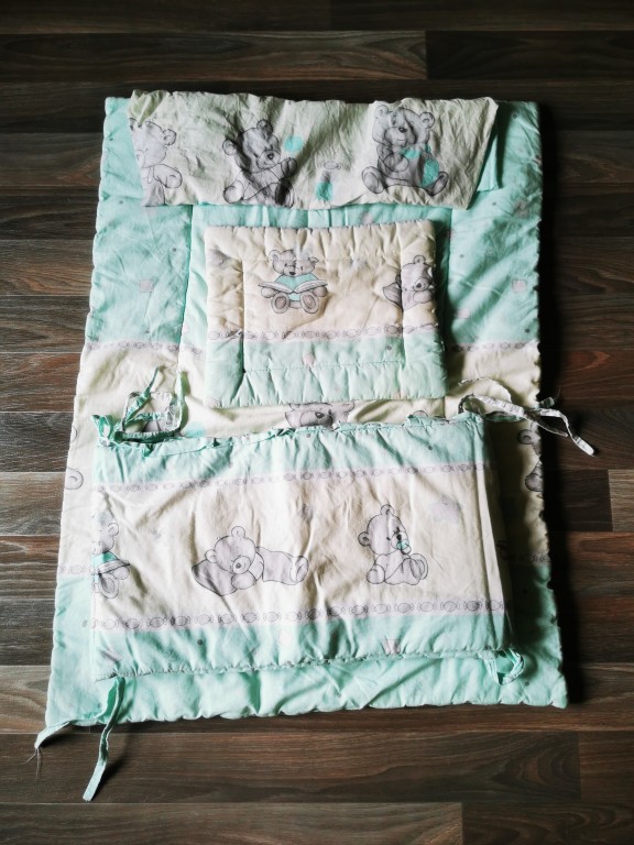 A szett tartalma:
- Lepedő - 60x120cm matrachoz, magasságát tekintve 7-12cm vastag matrachoz illeszkedik jól
- Paplan - 75x105cm, mintás huzattal egybe steppelve
- Párna - 30x40cm, mintás huzattal egybe steppelve
- Rácsvédő - 32x180cm, mintás huzattal egybe steppelve - 0