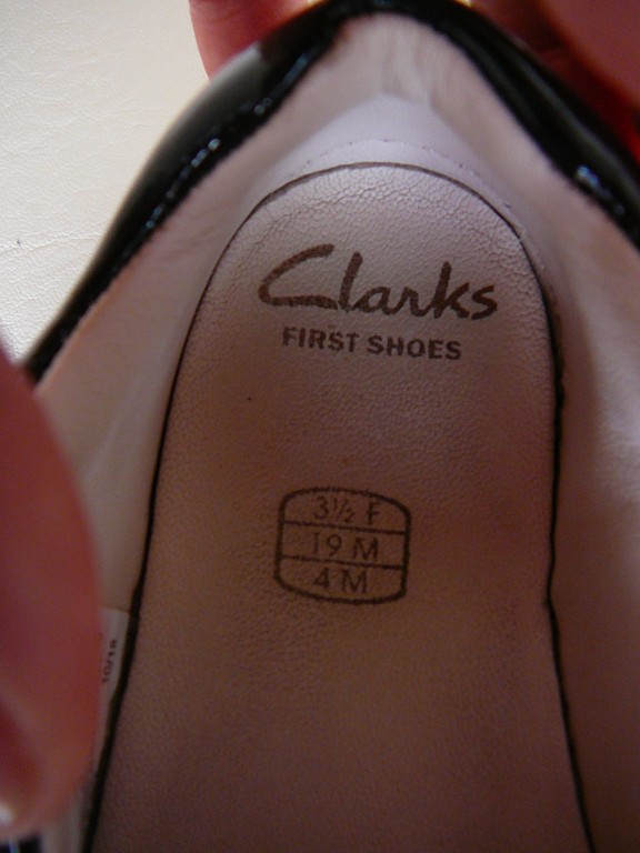 -Eladó Clarks 19-es ( UK 3,5F ) lakk bőr babacipő.
-Állapot:újszerű,hibátlan.
-Méret:19-es / UK 3,5F. BTH:12,3cm.
-Szín:sötétkék,világoskék.
-Személyes átvétel / próba Pécsett.
-Postázás megoldható, előre utalást követően, a vevő költségére. - 3