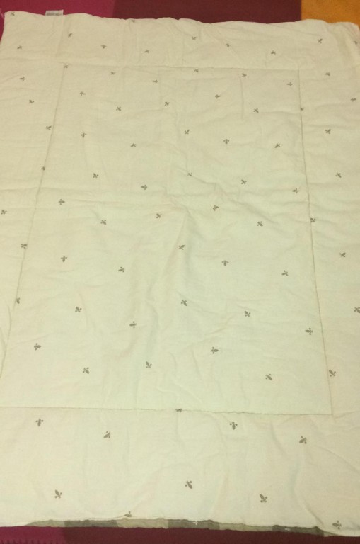 Babatakaró/paplan kétoldalas közepesen vastag, Jollein, 110X87 cm 
Mindkét oldala használható (fregoli), közepesen vastag babatakaró. Tiszta, nem foltos sehol, az egyik szélén egy kis szakasz a varrásnál javított. Földszínek: egyik oldala vajszínű, rajta apró sötétszínű liliomok, másik oldala vajszínű, drapp, világosbarna kockás világos liliom mintával. Márkája Jollein. Töltete 100% polyester. 30 fokon mosható. Mérete: 110X87 cm. Megtekinthető és átvehető személyesen Budapest Újlipótvárosban, Westend-Nyugati pályaudvar környékén.
 - 1
