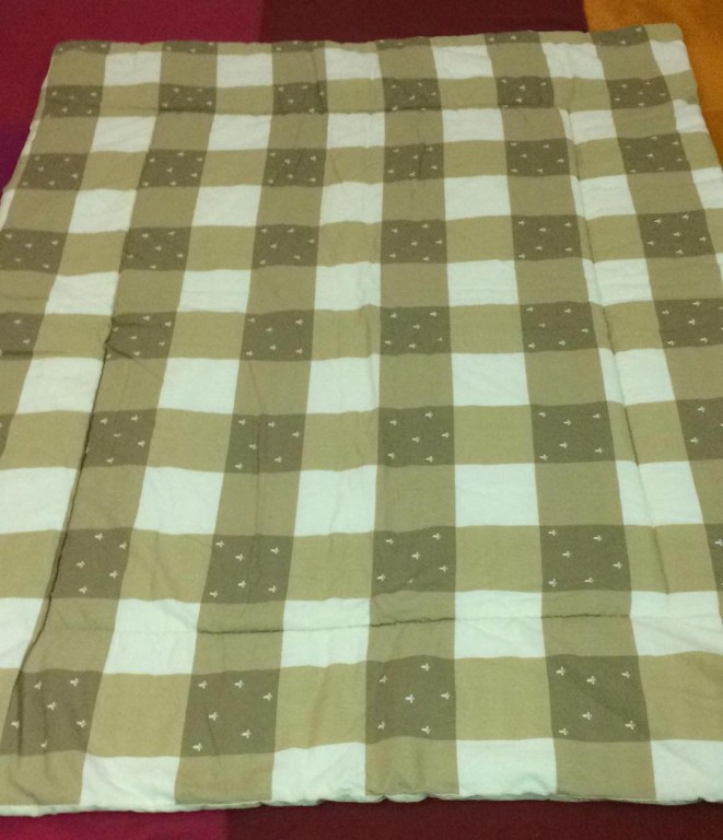 Babatakaró/paplan kétoldalas közepesen vastag, Jollein, 110X87 cm 
Mindkét oldala használható (fregoli), közepesen vastag babatakaró. Tiszta, nem foltos sehol, az egyik szélén egy kis szakasz a varrásnál javított. Földszínek: egyik oldala vajszínű, rajta apró sötétszínű liliomok, másik oldala vajszínű, drapp, világosbarna kockás világos liliom mintával. Márkája Jollein. Töltete 100% polyester. 30 fokon mosható. Mérete: 110X87 cm. Megtekinthető és átvehető személyesen Budapest Újlipótvárosban, Westend-Nyugati pályaudvar környékén.
 - 3