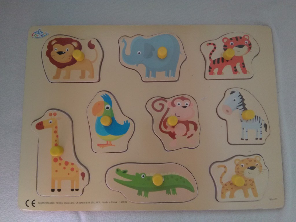 Első puzzle - újszerű állapotúak, 1,5 éves kortól.
Minimax figurák puzzle kemény anyagú 4 db kép,amely egyesével 4-5 kisebb darabból rakható ki. Gyakorlatilag új, nem volt használva. Az állatos kirakó hiánytalan, erős fa tábla és fogóval rendelkező állatok. Nem kopott a festése, de ez volt a leginkább használva. A harmadik 4 db-os kis kockapuzzle, 6db kép rakható ki, csak kibontva volt, ez is új. - 2