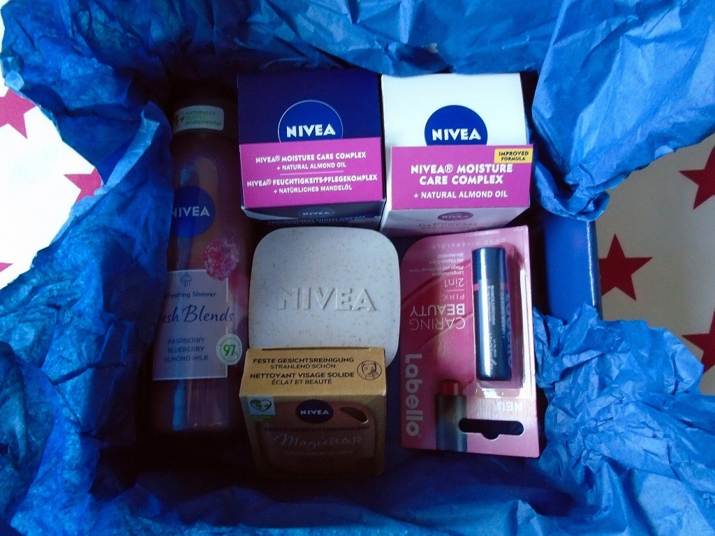 Nivea ajándékcsomag 6 termékes

Eladó új Nivea ajándékcsomag 6 féle termékkel.

Ezek találhatók benne:
Nivea Tápláló nappali arckrém száraz bőrre, natúr mandula olajjal 50ml (fehér)
Nivea Tápláló éjszakai arckrém száraz bőrre, natúr mandulaolajjal 50ml (sötétkék)
Nivea Fresh Blends Raspberry frissítő túsfürdő, málnával,áfonyával és növényi eredetű mandulatejjel 300ml (pink)
Nivea tisztító hatású szilárd arctisztító rózsa kivonattal és E-vitaminnal 75g 