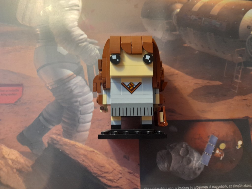 Eladó egy lego 41616 Brick Headz készlet, amely Hermione Granger-t ábrázolja a Harry Potterből. Ez egy gyűjtői darab, utánanéztem, napjainkban már nem forgalmazzák. A készlet 10 éves kortól ajánlott, 127 elemből áll, útmutató szerint megnéztem, minden elem megvan. Az összerakási útmutató is megvan hozzá, szép állapotban. A lego a gyári dobozában volt tárolva, egyszer volt összeépítve. Dobozzal, tartalékelemekkel együtt adom.
Az ár nem tartalmazza a szállítás költségét! Személyesen megtekinthető előre egyeztetett időpontban. Megbeszélés alapján a Dunakanyarban és a Fővárosban ingyen házhoz szállítom.
Kérem tekintse meg a többi hirdetésemet is! - 2