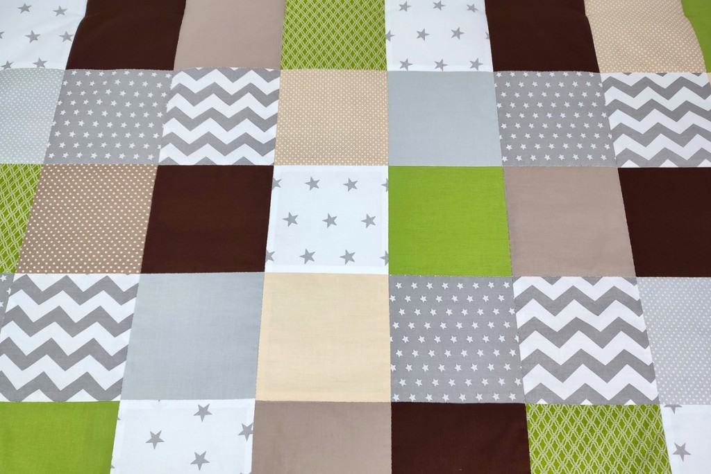 Egyedi tervezésű patchwork falvédő.
Egyedibbé, vidámabbá és egyben komfortosabbá teszi a gyerekágy hátterét.
Kiválóan kombinálható egyéb termékeinkkel, mellyel különleges összhangot kölcsönöznek a szobának.
Anyaga: mindkét oldala öko-standard minősítésű pamut textilből készült, töltete vastag vlies.
Rejtett pántokkal rendelhető. (látható pántokkal, vagy tépőzáras kivitellel, plusz 1.000,- Ft-ért is kérhető)
(A képeken látható egyéb dekorációk nem képezik a hirdetés és az ár részét.)
Mérete: 200×75 cm. (rendelhető egyedi méretben, egyedi árajánlattal)
Mosás: 30° C-on.
Nyíregyházán személyesen is átvehető.
Megrendelésre készülő termék! - 0